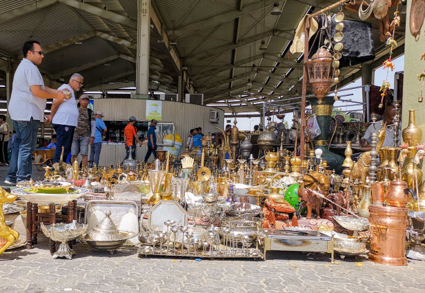 «سوق الجمعة» يزخر بـ «الأنتيكات التاريخية القديمة» 